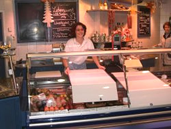 Fleischerei / Fischfachgeschäfte / Ladenbau / Ladenbau Fleischerei - Ladenbau Metzgerei - Kenner Ladeneinrichtungen aus Uetze (bei Hannover), dem Fullservice-Ladenbauer für Fleischereien, Metzgereien, Fischfachgeschäfte und Feinkostgeschäfte. Wir bieten Ihnen ebenfalls energieeffiziente Kühltheken, Fleischtheken, Fischtheken, Menütheken, Heißtheken, Wandkühlmöbel, Sonderkühlmöbel und entsprechende Beleuchtung.
