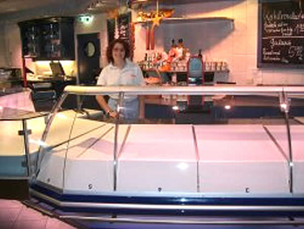 Fleischerei / Fischfachgeschäfte / Ladenbau / Ladenbau Fleischerei - Ladenbau Metzgerei - Kenner Ladeneinrichtungen aus Uetze (bei Hannover), dem Fullservice-Ladenbauer für Fleischereien, Metzgereien, Fischfachgeschäfte und Feinkostgeschäfte. Wir bieten Ihnen ebenfalls energieeffiziente Kühltheken, Fleischtheken, Fischtheken, Menütheken, Heißtheken, Wandkühlmöbel, Sonderkühlmöbel und entsprechende Beleuchtung.