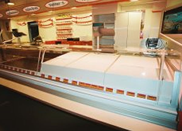 Fleischerei / Fischfachgeschäfte / Ladenbau / Ladenbau Fleischerei - Ladenbau Metzgerei - Kenner Ladeneinrichtungen aus Uetze (bei Hannover), dem Fullservice-Ladenbauer für Fleischereien, Metzgereien, Fischfachgeschäfte und Feinkostgeschäfte. Wir bieten Ihnen ebenfalls energieeffiziente Kühltheken, Fleischtheken, Fischtheken, Menütheken, Heißtheken, Wandkühlmöbel, Sonderkühlmöbel und entsprechende Beleuchtung.