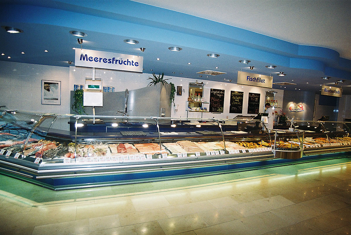 Fleischerei / Fischfachgeschäfte / Ladenbau / Ladenbau Fleischerei - Ladenbau Metzgerei - Kenner Ladeneinrichtungen GmbH aus Uetze (bei Hannover), dem Fullservice-Ladenbauer für Fleischereien, Metzgereien, Fischfachgeschäfte und Feinkostgeschäfte. Wir bieten Ihnen ebenfalls energieeffiziente Kühltheken, Fleischtheken, Fischtheken, Menütheken, Heißtheken, Wandkühlmöbel, Sonderkühlmöbel und entsprechende Beleuchtung.