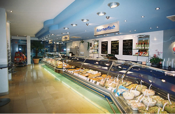 Fleischerei / Fischfachgeschäfte / Ladenbau / Ladenbau Fleischerei - Ladenbau Metzgerei - Kenner Ladeneinrichtungen GmbH aus Uetze (bei Hannover), dem Fullservice-Ladenbauer für Fleischereien, Metzgereien, Fischfachgeschäfte und Feinkostgeschäfte. Wir bieten Ihnen ebenfalls energieeffiziente Kühltheken, Fleischtheken, Fischtheken, Menütheken, Heißtheken, Wandkühlmöbel, Sonderkühlmöbel und entsprechende Beleuchtung.