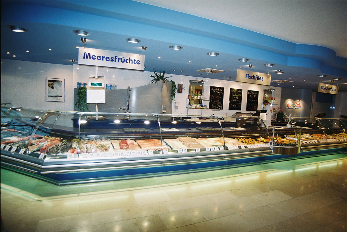 Fleischerei / Fischfachgeschäfte / Ladenbau / Ladenbau Fleischerei - Ladenbau Metzgerei - Kenner Ladeneinrichtungen aus Uetze (bei Hannover), dem Fullservice-Ladenbauer für Fleischereien, Metzgereien, Fischfachgeschäfte und Feinkostgeschäfte. Wir bieten Ihnen ebenfalls energieeffiziente Kühltheken, Fleischtheken, Fischtheken, Menütheken, Heißtheken, Wandkühlmöbel, Sonderkühlmöbel und entsprechende Beleuchtung.