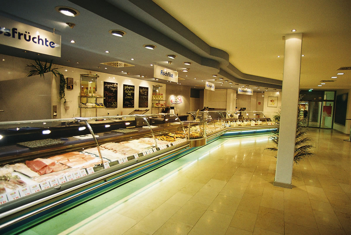 Fleischerei / Fischfachgeschäfte / Ladenbau / Ladenbau Fleischerei - Ladenbau Metzgerei - Kenner Ladeneinrichtungen aus Uetze (bei Hannover), dem Fullservice-Ladenbauer für Fleischereien, Metzgereien, Fischfachgeschäfte und Feinkostgeschäfte. Wir bieten Ihnen ebenfalls energieeffiziente Kühltheken, Fleischtheken, Fischtheken, Menütheken, Heißtheken, Wandkühlmöbel, Sonderkühlmöbel und entsprechende Beleuchtung.