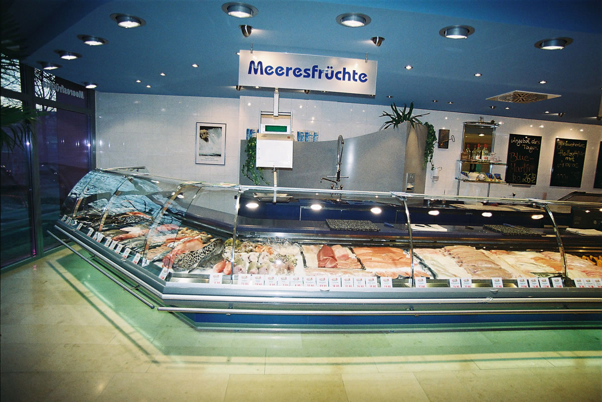 Fleischerei / Fischfachgeschäfte / Ladenbau / Ladenbau Fleischerei - Ladenbau Metzgerei - Kenner Ladeneinrichtungen GmbH aus Uetze (bei Hannover), dem Fullservice-Ladenbauer für Fleischereien, Metzgereien, Fischfachgeschäfte und Feinkostgeschäfte. Wir bieten Ihnen ebenfalls energieeffiziente Kühltheken, Fleischtheken, Fischtheken, Menütheken, Heißtheken, Wandkühlmöbel, Sonderkühlmöbel und entsprechende Beleuchtung.