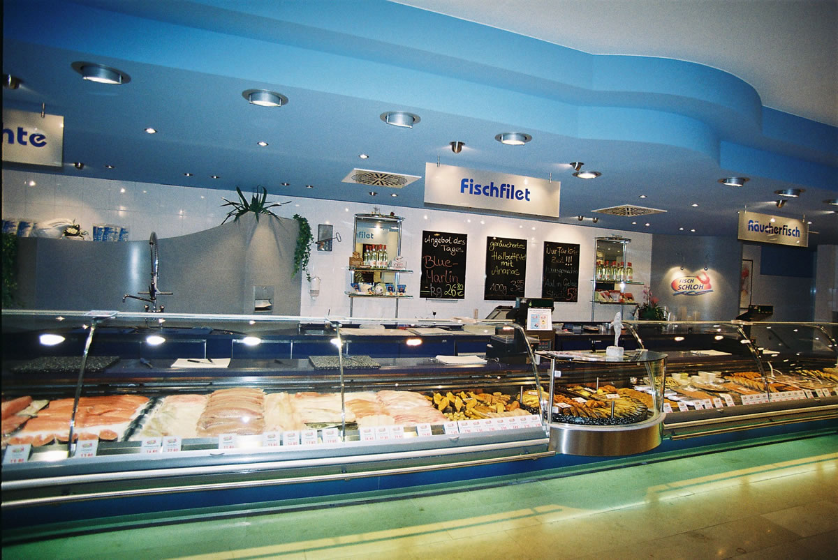 Fleischerei / Fischfachgeschäfte / Ladenbau / Ladenbau Fleischerei - Ladenbau Metzgerei - Kenner Ladeneinrichtungen aus Uetze (bei Hannover), dem Fullservice-Ladenbauer für Fleischereien, Metzgereien, Fischfachgeschäfte und Feinkostgeschäfte. Wir bieten Ihnen ebenfalls energieeffiziente Kühltheken, Fleischtheken, Fischtheken, Menütheken, Heißtheken, Wandkühlmöbel, Sonderkühlmöbel und entsprechende Beleuchtung.