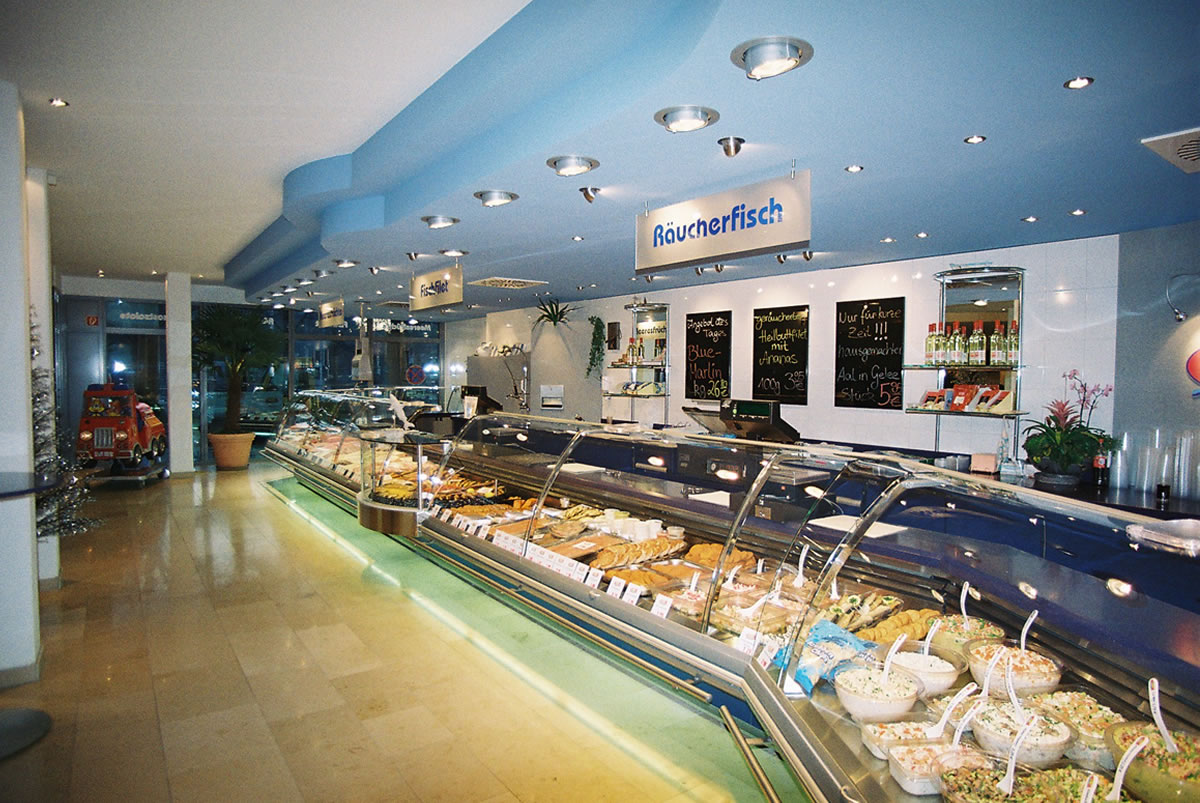 Fleischerei / Fischfachgeschäfte / Ladenbau / Ladenbau Fleischerei - Ladenbau Metzgerei - Kenner Ladeneinrichtungen aus Uetze (bei Hannover), dem Fullservice-Ladenbauer für Fleischereien, Metzgereien, Fischfachgeschäfte und Feinkostgeschäfte. Wir bieten Ihnen ebenfalls energieeffiziente Kühltheken, Fleischtheken, Fischtheken, Menütheken, Heißtheken, Wandkühlmöbel, Sonderkühlmöbel und entsprechende Beleuchtung.