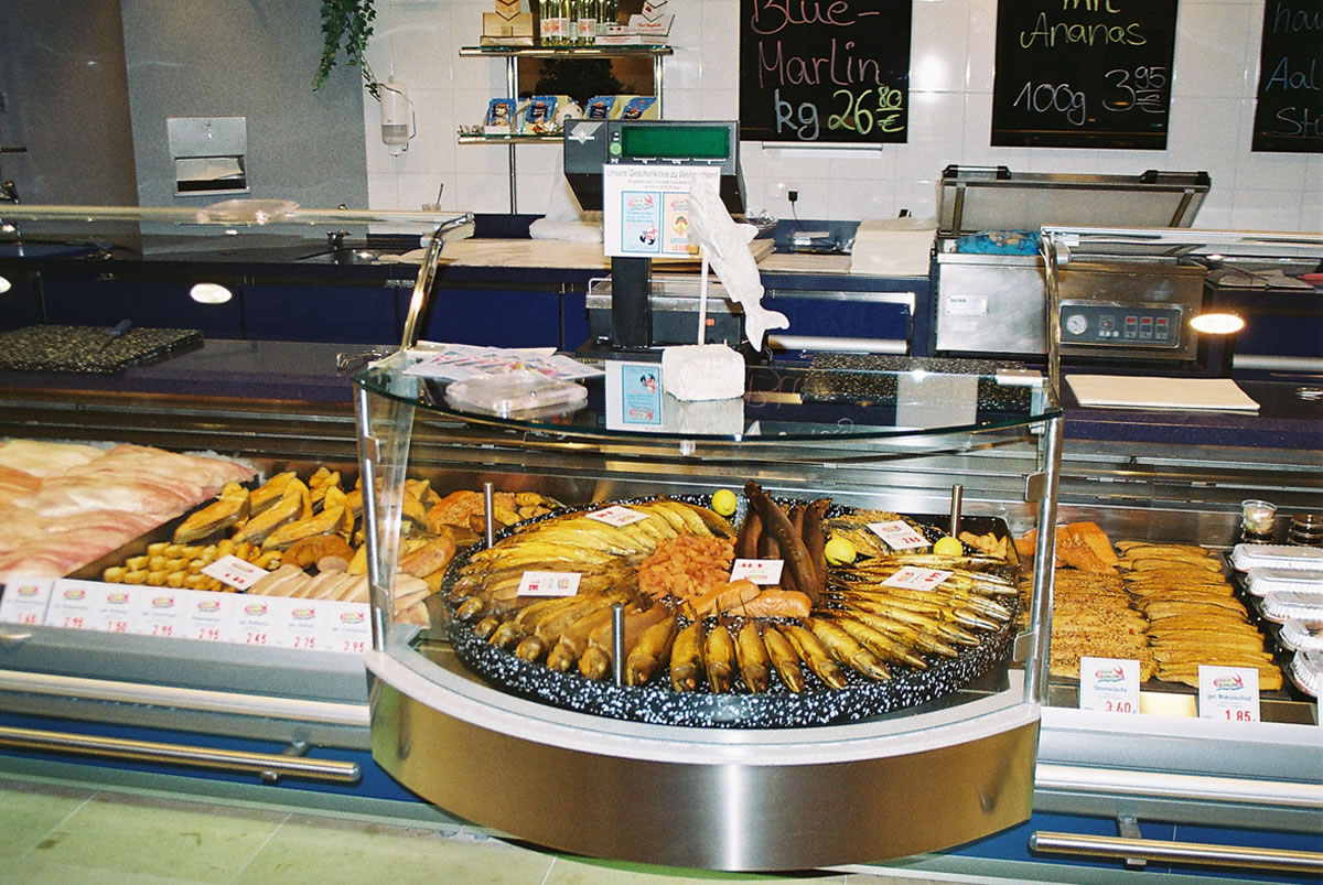 Fleischerei / Fischfachgeschäfte / Ladenbau / Ladenbau Fleischerei - Ladenbau Metzgerei - Kenner Ladeneinrichtungen aus Uetze (bei Hannover), dem Fullservice-Ladenbauer für Fleischereien, Metzgereien, Fischfachgeschäfte und Feinkostgeschäfte. Wir bieten Ihnen ebenfalls energieeffiziente Kühltheken, Fleischtheken, Fischtheken, Menütheken, Heißtheken, Wandkühlmöbel, Sonderkühlmöbel und entsprechende Beleuchtung.