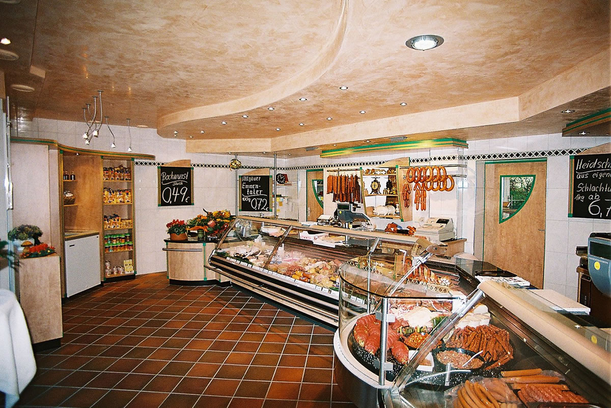 Fleischerei / Fischfachgeschäfte / Ladenbau / Ladenbau Fleischerei - Ladenbau Metzgerei - Kenner Ladeneinrichtungen aus Uetze (bei Hannover), dem Fullservice-Ladenbauer für Fleischereien, Metzgereien, Fischfachgeschäfte und Feinkostgeschäfte. Wir bieten Ihnen ebenfalls energieeffiziente Kühltheken, Fleischtheken, Fischtheken, Menütheken, Heißtheken, Wandkühlmöbel, Sonderkühlmöbel und entsprechende Beleuchtung.