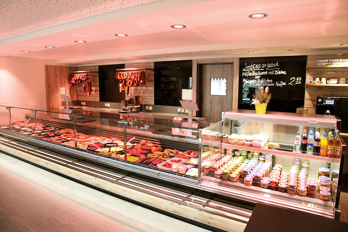 Fleischerei / Fischfachgeschäfte / Ladenbau / Ladenbau Fleischerei - Ladenbau Metzgerei - Kenner Ladeneinrichtungen aus Uetze (bei Hannover), dem Fullservice-Ladenbauer für Fleischereien, Metzgereien, Fischfachgeschäfte und Feinkostgeschäfte. Wir bieten Ihnen ebenfalls energieeffiziente Kühltheken, Fleischtheken, Fischtheken, Menütheken, Heißtheken, Wandkühlmöbel, Sonderkühlmöbel und entsprechende Beleuchtung.