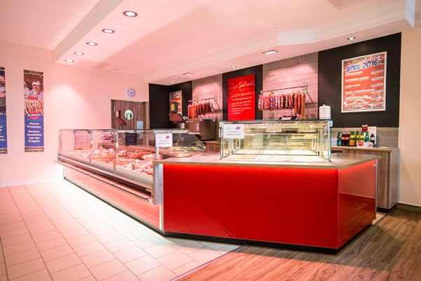 Fleischerei / Fischfachgeschäfte / Ladenbau / Ladenbau Fleischerei - Ladenbau Metzgerei - Kenner Ladeneinrichtungen aus Uetze (bei Hannover), dem Fullservice-Ladenbauer für Fleischereien, Metzgereien, Fischfachgeschäfte und Feinkostgeschäfte. Wir bieten Ihnen ebenfalls energieeffiziente Kühltheken, Fleischtheken, Fischtheken, Menütheken, Heißtheken, Wandkühlmöbel, Sonderkühlmöbel und entsprechende Beleuchtung.