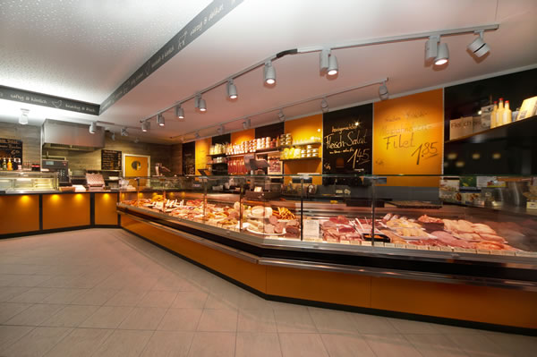 Fleischerei / Fischfachgeschäfte / Ladenbau / Ladenbau Fleischerei - Ladenbau Metzgerei - Kenner Ladeneinrichtungen aus Uetze (bei Hannover), dem Fullservice-Ladenbauer für Fleischereien, Metzgereien, Fischfachgeschäfte und Feinkostgeschäfte. Wir bieten Ihnen ebenfalls energieeffiziente Kühltheken, Fleischtheken, Fischtheken, Menütheken, Heißtheken, Wandkühlmöbel, Sonderkühlmöbel und entsprechende Beleuchtung.
