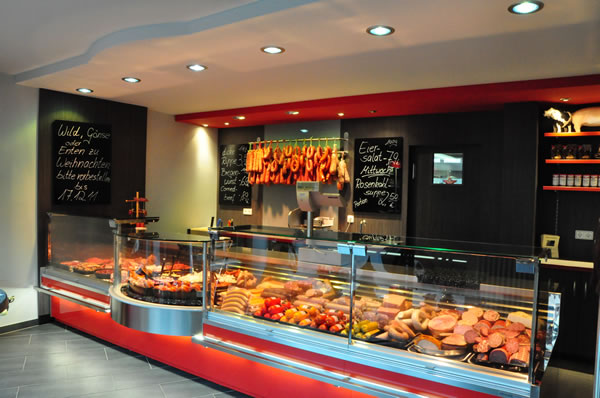 Fleischerei / Fischfachgeschäfte / Ladenbau / Ladenbau Fleischerei - Ladenbau Metzgerei - Kenner Ladeneinrichtungen aus Uetze (bei Hannover), dem Fullservice-Ladenbauer für Fleischereien, Metzgereien, Fischfachgeschäfte und Feinkostgeschäfte. Wir bieten Ihnen ebenfalls energieeffiziente Kühltheken, Fleischtheken, Fischtheken, Menütheken, Heißtheken, Wandkühlmöbel, Sonderkühlmöbel und entsprechende Beleuchtung.