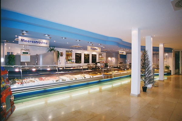 Fleischerei / Fischfachgeschäfte / Ladenbau / Ladenbau Fleischerei - Ladenbau Metzgerei - Kenner Ladeneinrichtungen aus Uetze (bei Hannover), dem Fullservice-Ladenbauer für Fleischereien, Metzgereien, Fischfachgeschäfte und Feinkostgeschäfte. Wir bieten Ihnen ebenfalls energieeffiziente Kühltheken, Fleischtheken, Fischtheken, Menütheken, Heißtheken, Wandkühlmöbel, Sonderkühlmöbel und entsprechende Beleuchtung.