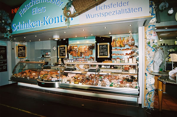 Fleischerei / Fischfachgeschäfte / Ladenbau / Ladenbau Fleischerei - Ladenbau Metzgerei - Kenner Ladeneinrichtungen aus Uetze (bei Hannover), dem Fullservice-Ladenbauer für Fleischereien, Metzgereien, Fischfachgeschäfte und Feinkostgeschäfte. Wir bieten Ihnen ebenfalls energieeffiziente Kühltheken, Fleischtheken, Fischtheken, Menütheken, Heißtheken, Wandkühlmöbel, Sonderkühlmöbel und entsprechende Beleuchtung.