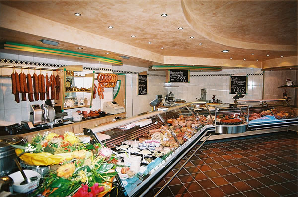 Fleischerei / Fischfachgeschäfte / Ladenbau / Ladenbau Fleischerei - Ladenbau Metzgerei - Kenner Ladeneinrichtungen aus Uetze (bei Hannover), dem Fullservice-Ladenbauer für Fleischereien, Metzgereien, Fischfachgeschäfte und Feinkostgeschäfte. Wir bieten Ihnen ebenfalls energieeffiziente Kühltheken, Fleischtheken, Fischtheken, Menütheken, Heißtheken, Wandkühlmöbel, Sonderkühlmöbel und entsprechende Beleuchtung.