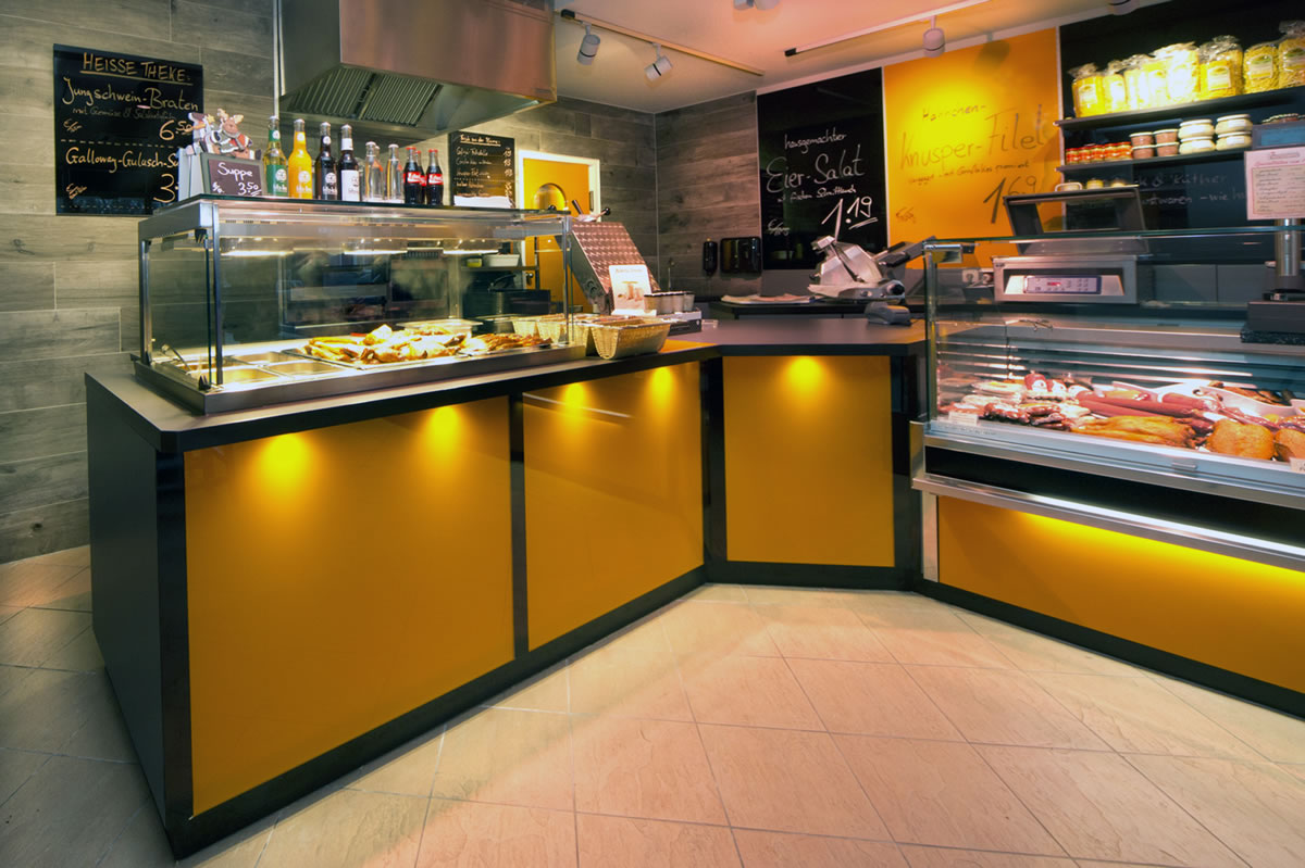 Fleischerei / Fischfachgeschäfte / Ladenbau / Ladenbau Fleischerei - Ladenbau Metzgerei - Kenner Ladeneinrichtungen aus Uetze (bei Hannover), dem Fullservice-Ladenbauer für Fleischereien, Metzgereien, Fischfachgeschäfte und Feinkostgeschäfte. Wir bieten Ihnen ebenfalls energieeffiziente Kühltheken, Fleischtheken, Fischtheken, Menütheken, Heißtheken, Wandkühlmöbel, Sonderkühlmöbel und entsprechende Beleuchtung.