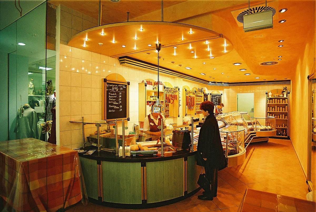 Fleischerei / Fischfachgeschäfte / Ladenbau / Ladenbau Fleischerei - Ladenbau Metzgerei - Kenner Ladeneinrichtungen aus Uetze (bei Hannover), dem Fullservice-Ladenbauer für Fleischereien, Metzgereien, Fischfachgeschäfte und Feinkostgeschäfte. Wir bieten Ihnen ebenfalls energieeffiziente Kühltheken, Fleischtheken, Fischtheken, Menütheken, Heißtheken, Wandkühlmöbel, Sonderkühlmöbel und entsprechende Beleuchtung.