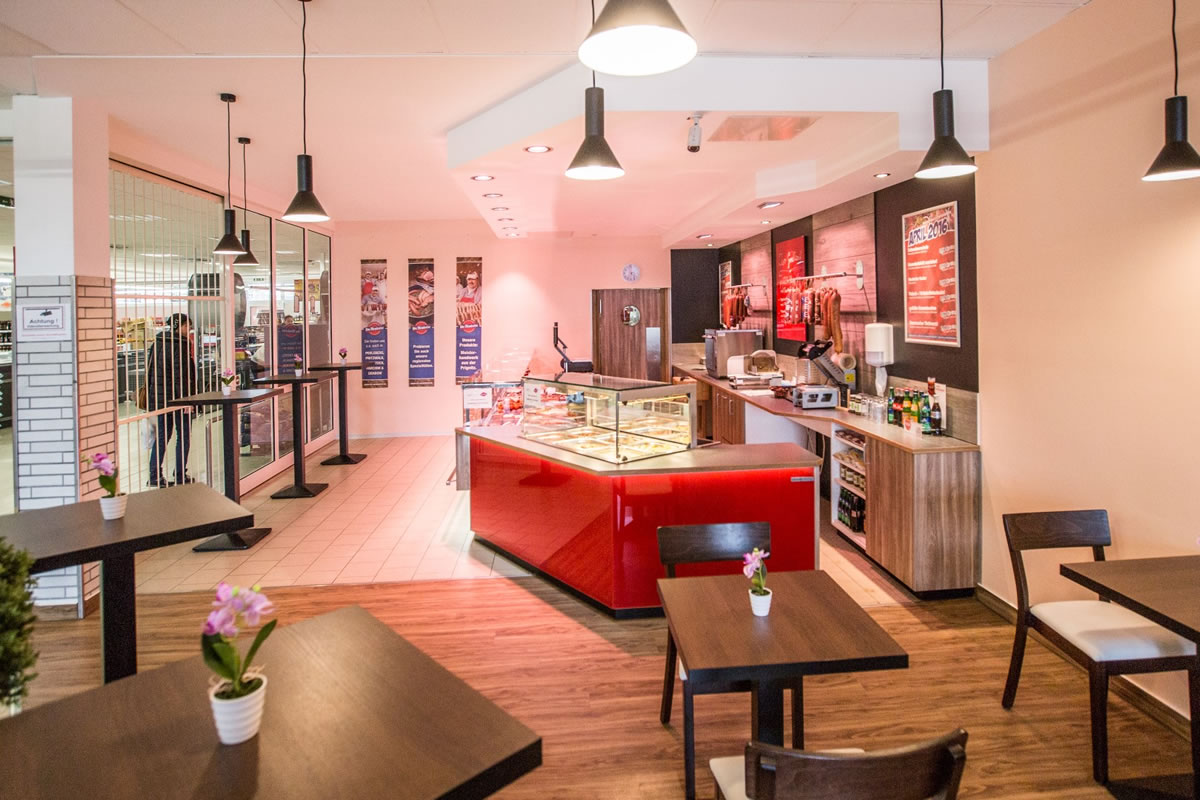Fleischerei / Fischfachgeschäfte / Ladenbau / Ladenbau Fleischerei - Ladenbau Metzgerei - Kenner Ladeneinrichtungen aus Uetze (bei Hannover), dem Fullservice-Ladenbauer für Fleischereien, Metzgereien, Fischfachgeschäfte und Feinkostgeschäfte. Wir bieten Ihnen ebenfalls energieeffiziente Kühltheken, Fleischtheken, Fischtheken, Menütheken, Heißtheken, Wandkühlmöbel, Sonderkühlmöbel und entsprechende Beleuchtung.