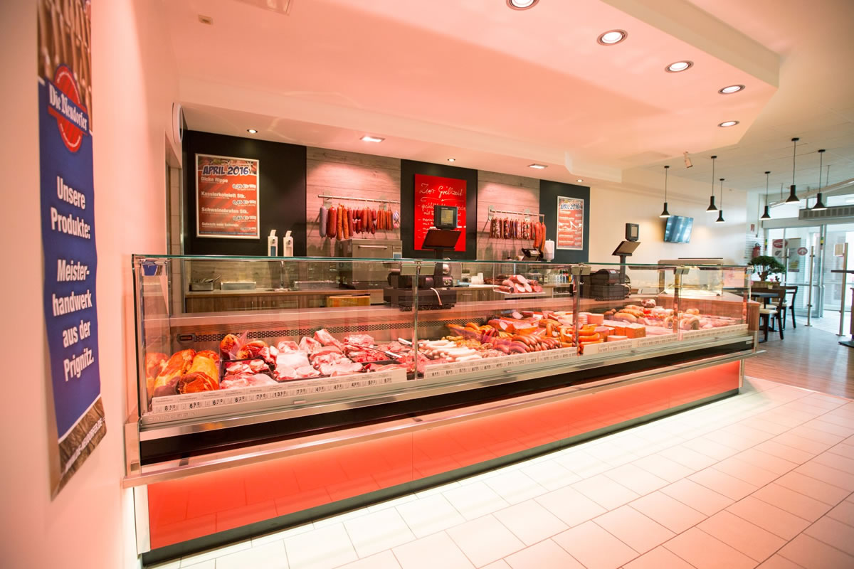 Fleischerei / Fischfachgeschäfte / Ladenbau / Ladenbau Fleischerei - Ladenbau Metzgerei - Kenner Ladeneinrichtungen aus Uetze (bei Hannover), dem Fullservice-Ladenbauer für Fleischereien, Metzgereien, Fischfachgeschäfte und Feinkostgeschäfte. Wir bieten Ihnen ebenfalls energieeffiziente Kühltheken, Fleischtheken, Fischtheken, Menütheken, Heißtheken, Wandkühlmöbel, Sonderkühlmöbel und entsprechende Beleuchtung.