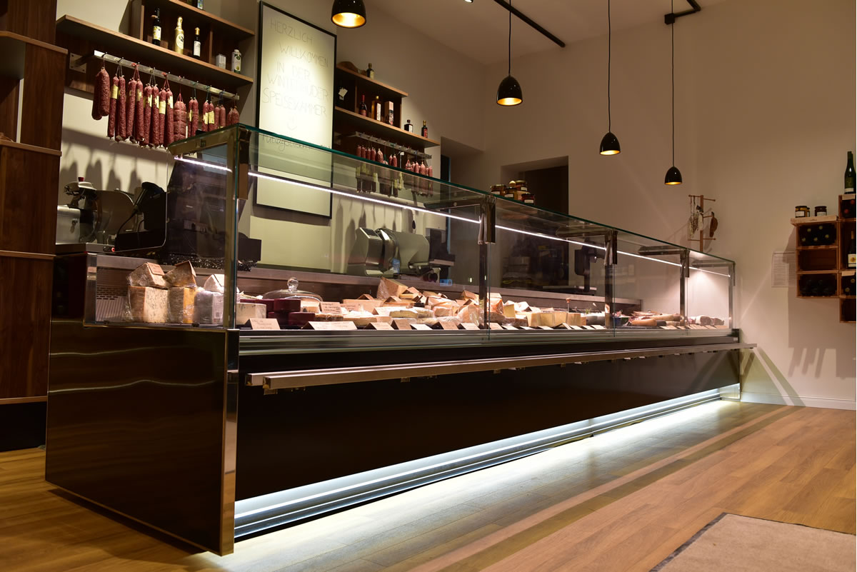 Fleischerei / Fischfachgeschäfte / Ladenbau / Ladenbau Fleischerei - Ladenbau Metzgerei - Kenner Ladeneinrichtungen aus Uetze (bei Hannover), dem Fullservice-Ladenbauer für Fleischereien, Metzgereien, Fischfachgeschäfte und Feinkostgeschäfte. Wir bieten Ihnen ebenfalls energieeffiziente Kühltheken, Fleischtheken, Fischtheken, Menütheken, Heißtheken, Wandkühlmöbel, Sonderkühlmöbel und entsprechende Beleuchtung.