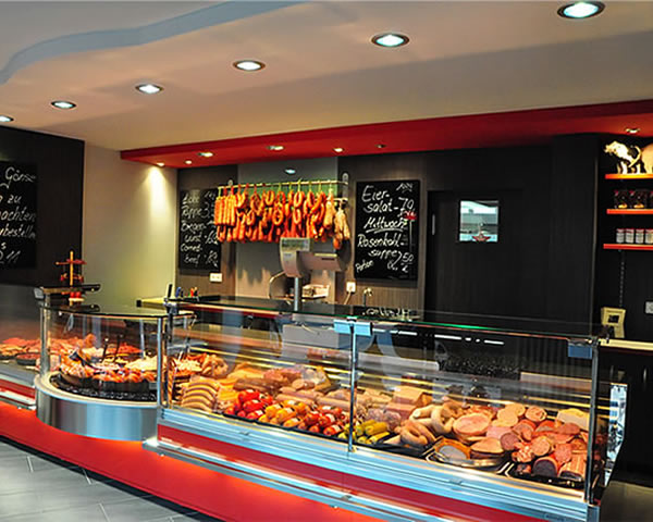Fleischerei / Fischfachgeschäfte / Ladenbau / Ladenbau Fleischerei - Ladenbau Metzgerei - Kenner Ladeneinrichtungen aus Uetze (bei Hannover), dem Fullservice-Ladenbauer für Fleischereien, Metzgereien, Fischfachgeschäfte und Feinkostgeschäfte. Wir bieten Ihnen ebenfalls energieeffiziente Kühltheken, Fleischtheken, Fischtheken, Menütheken, Heißtheken, Wandkühlmöbel, Sonderkühlmöbel und entsprechende Beleuchtung.
